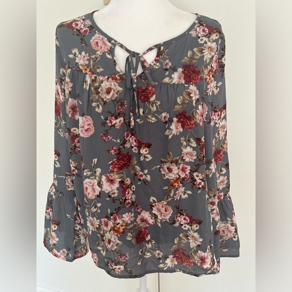 entro Tops - Entro floral womens size small gray roses ruffle accent boho peasant Blouse